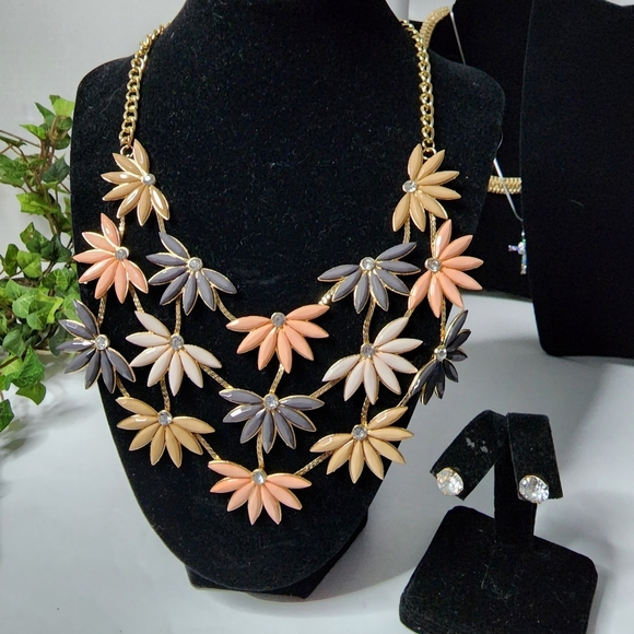 Sophia & Kate Statement Bib Flower Necklace - Picture 4 of 7